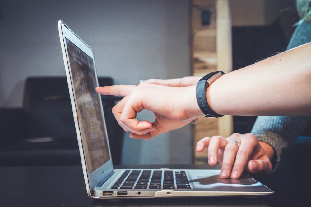 Content strategist outlining linkable research assets